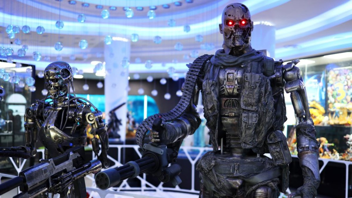 Yapay zekânın "babası" Geoffrey Hinton'dan robot asker uyarısı