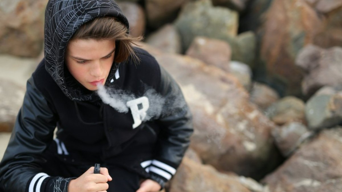 Doktorlar endişeli: E-sigara çocukları hasta ediyor