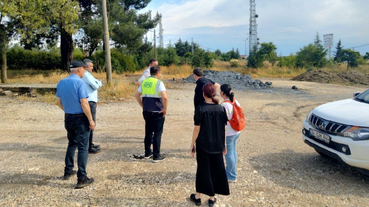 Boş arazideki duman ve koku yayan atık için inceleme başlatıldı