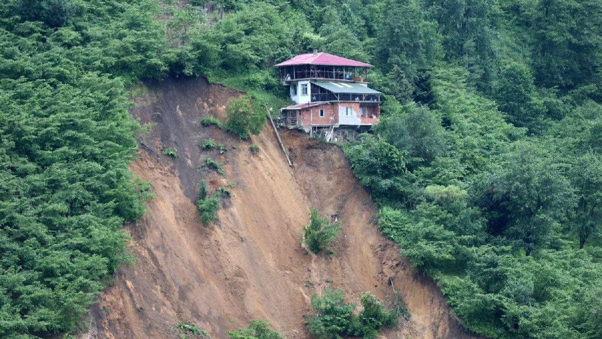 Trabzon'da heyelan nedeniyle 3 ev boşaltıldı