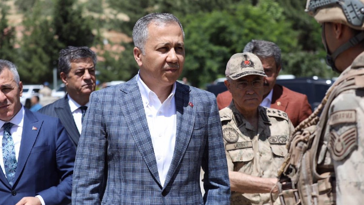 Yerlikaya: 46 bin 633 düzensiz göçmen sınır dışı edildi