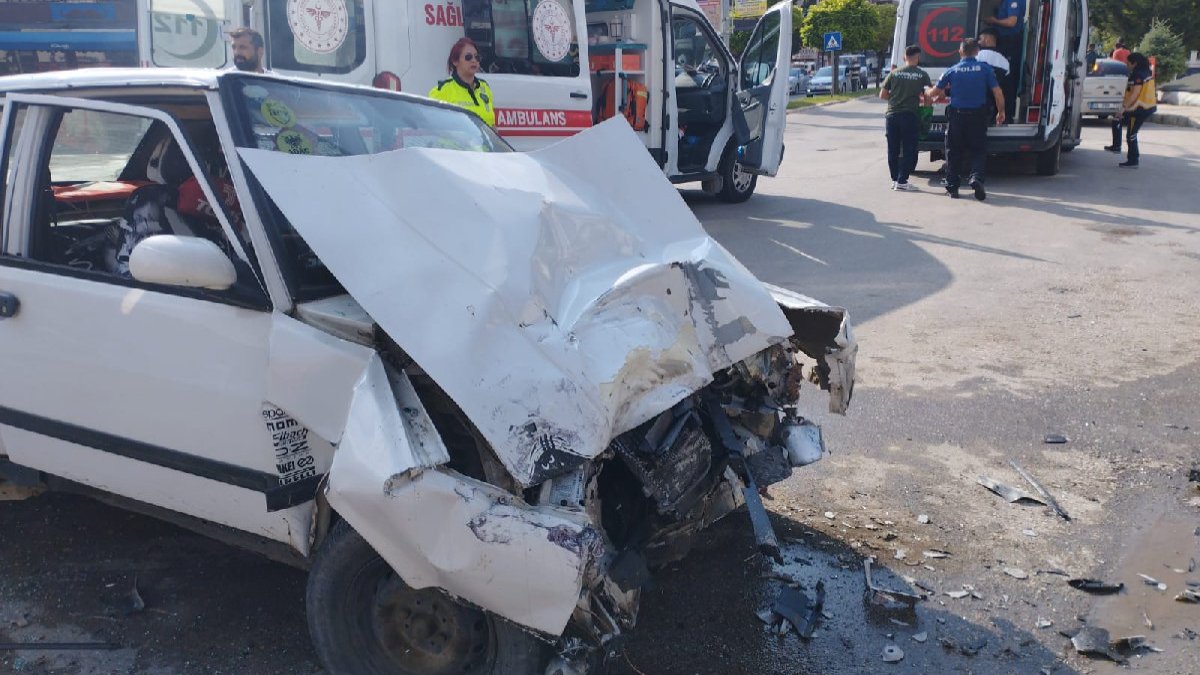 Yolcu midibüsüyle otomobil çarpıştı, yaralılar var