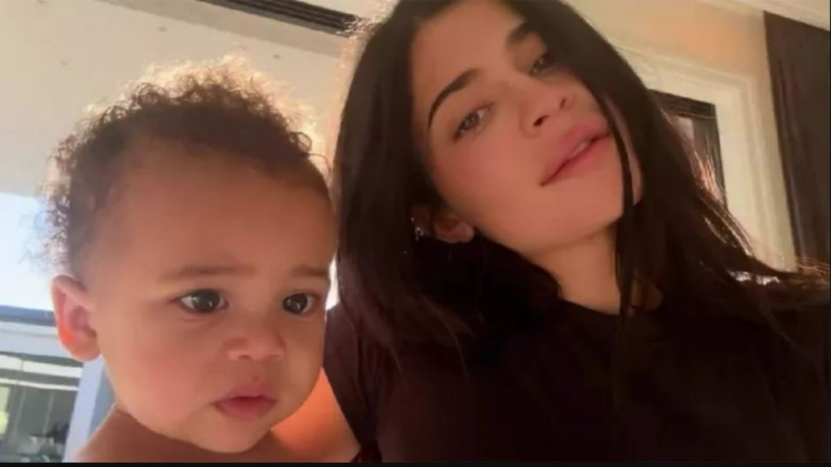 Kylie Jenner çocuğunun yeni ismini resmi olarak da güncelledi