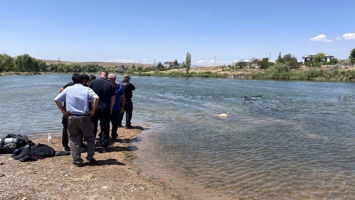 Kaçan topu almak için Kızılırmak'a giren üç çocuktan biri boğuldu