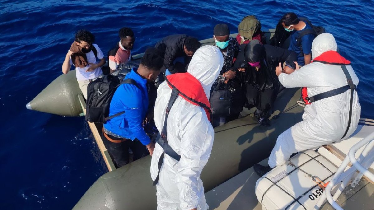 Ayvalık açıklarında 65 düzensiz göçmen kurtarıldı