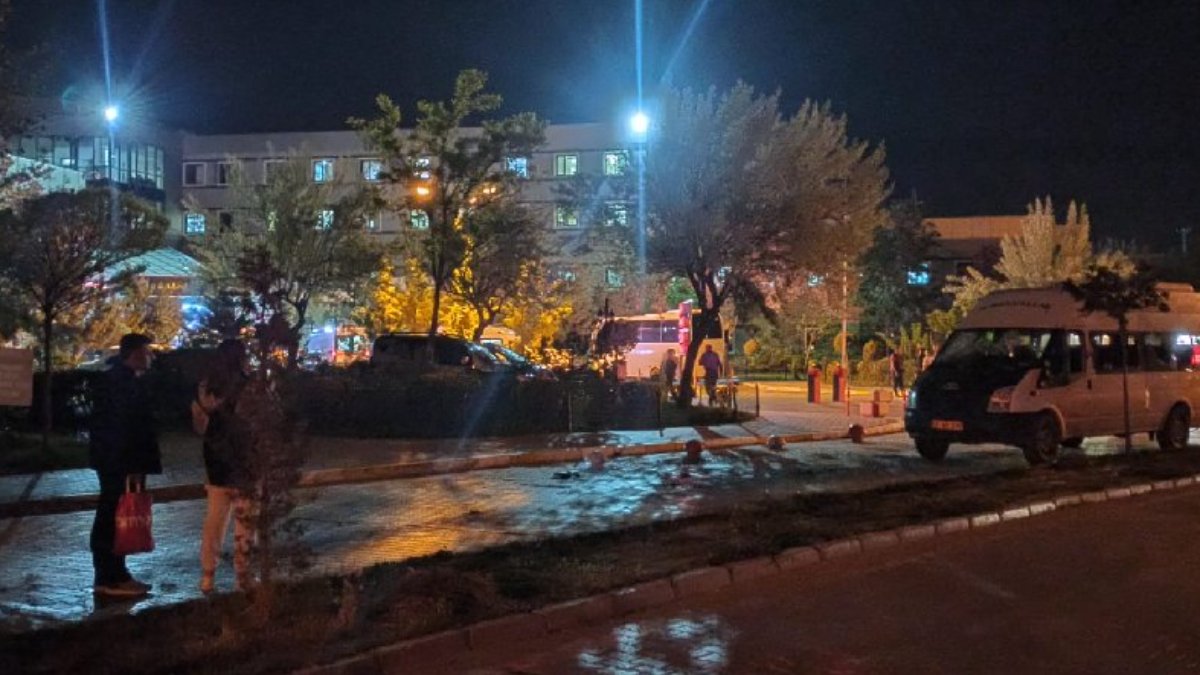 Sokakta başlayan kavga hastanede devam etti: 14 yaralı