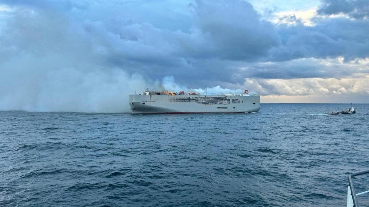Hollanda'da kargo gemisinde yangın paniği