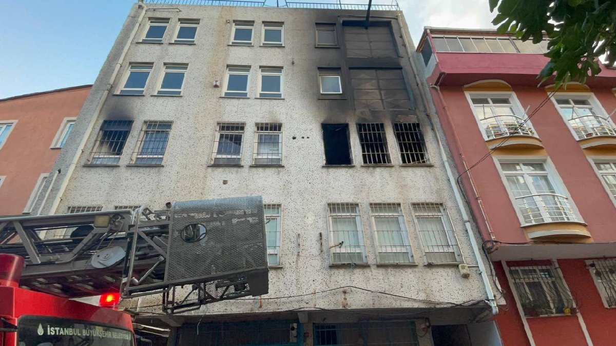 Küçükçekmece'de AVM deposunda yangın