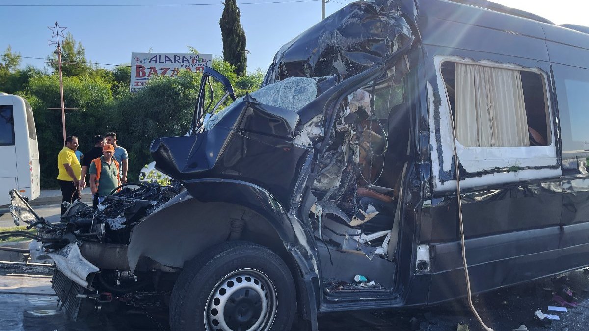 Tur minibüsü TIR'a çarptı: 2 ölü 12 yaralı
