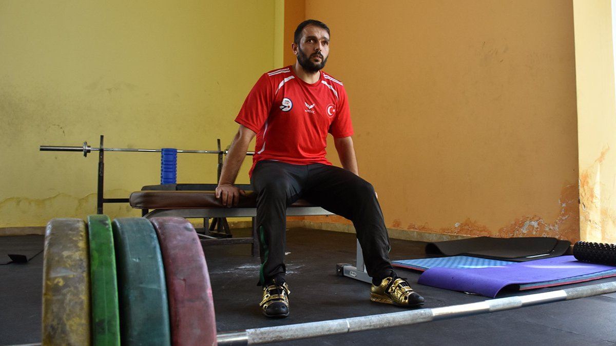 Görme engelli sporcu Murat Bakşi'nin halterdeki başarı öyküsü