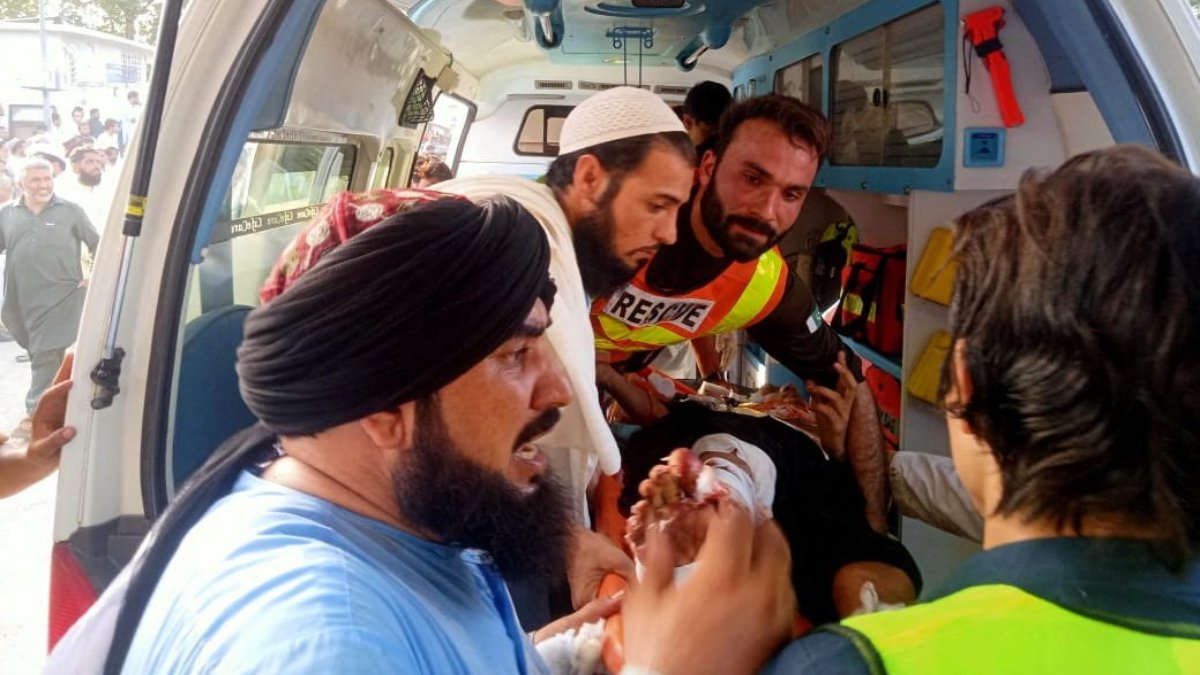 Pakistan'da miting sırasında intihar saldırısı: Ölü sayısı artıyor