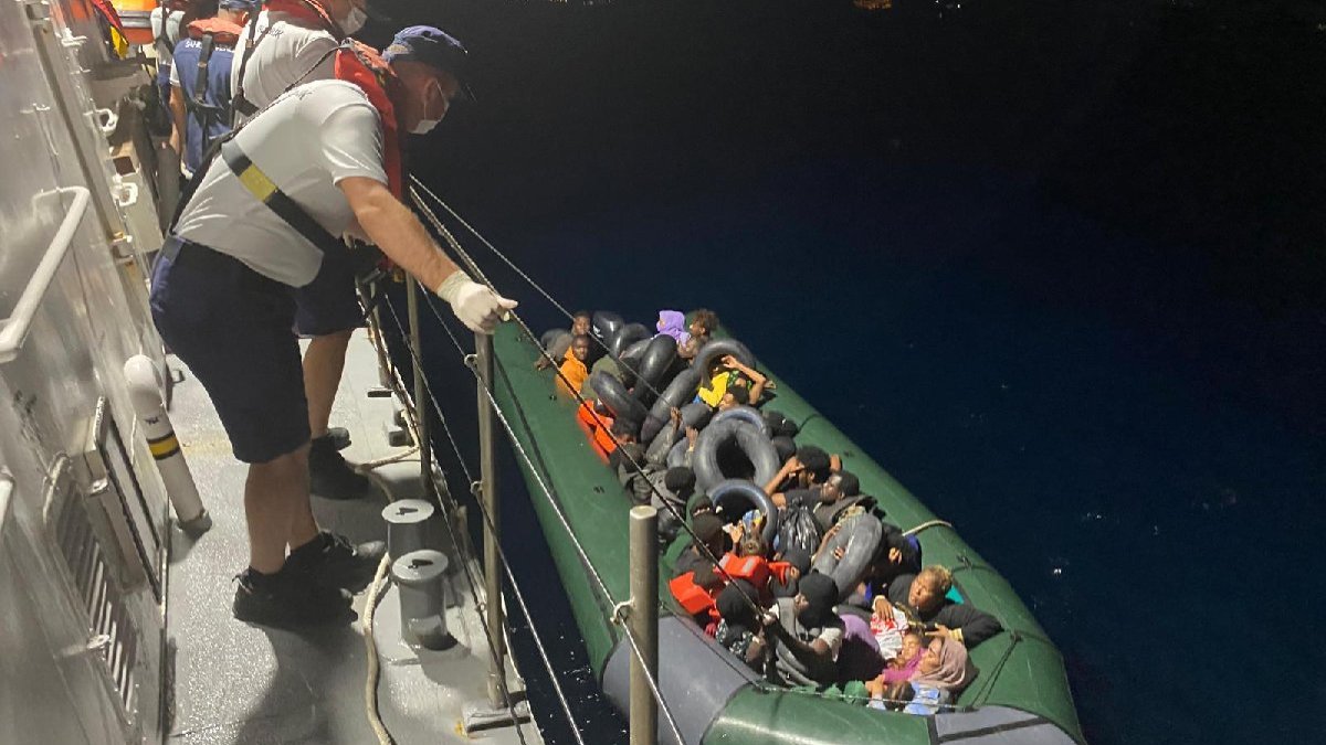 İzmir'de 58 düzensiz göçmen kurtarıldı, 35 göçmen yakalandı