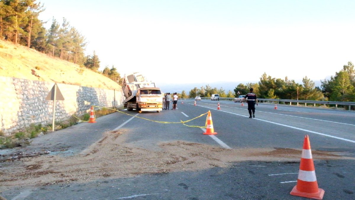 Minibüs şarampole yuvarlandı: 1 ölü, 14 yaralı