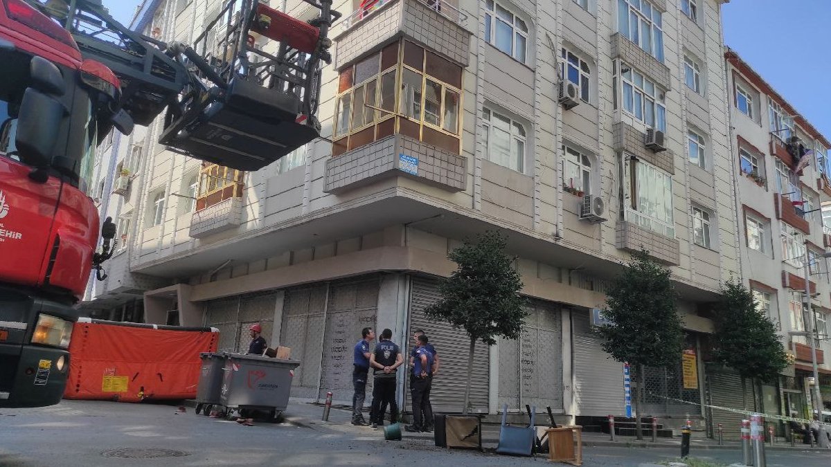 Evindeki eşyayı pencereden sokağa atan kişi gözaltına alındı