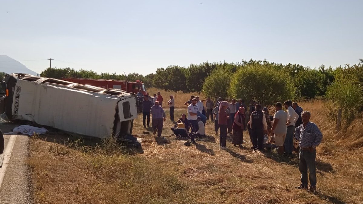 Minibüsle tarım aracı çarpıştı: 1 ölü, 13 yaralı