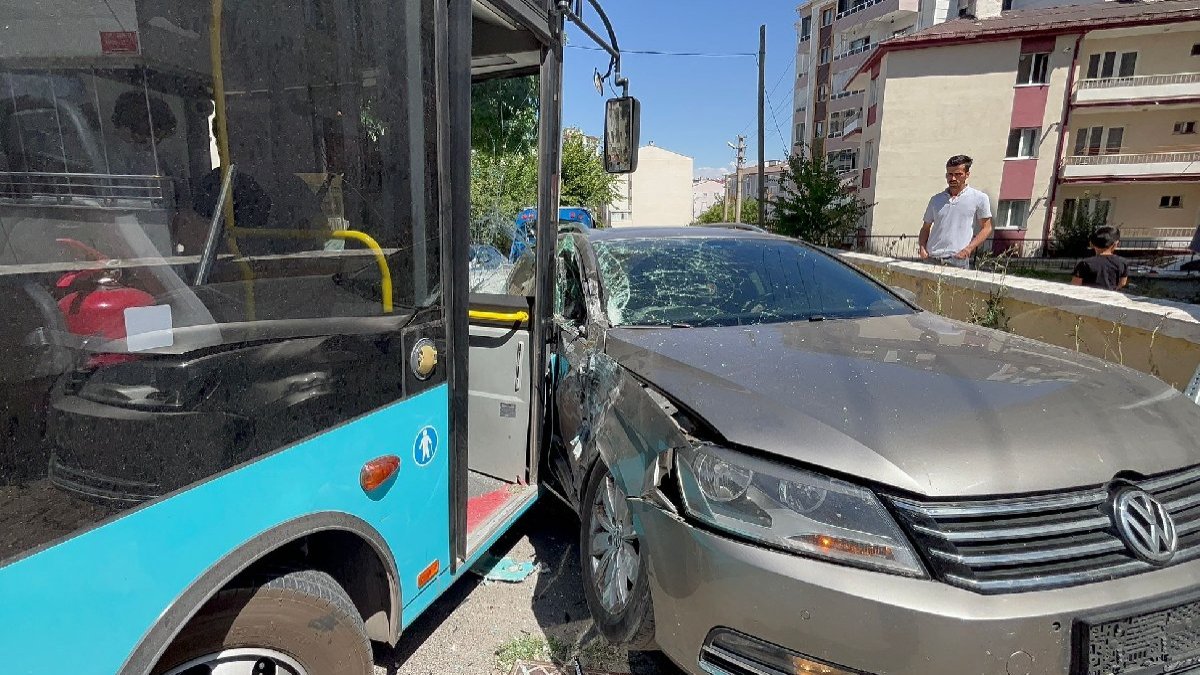 Sivas'ta halk otobüsü ile otomobil çarpıştı: 8 yaralı