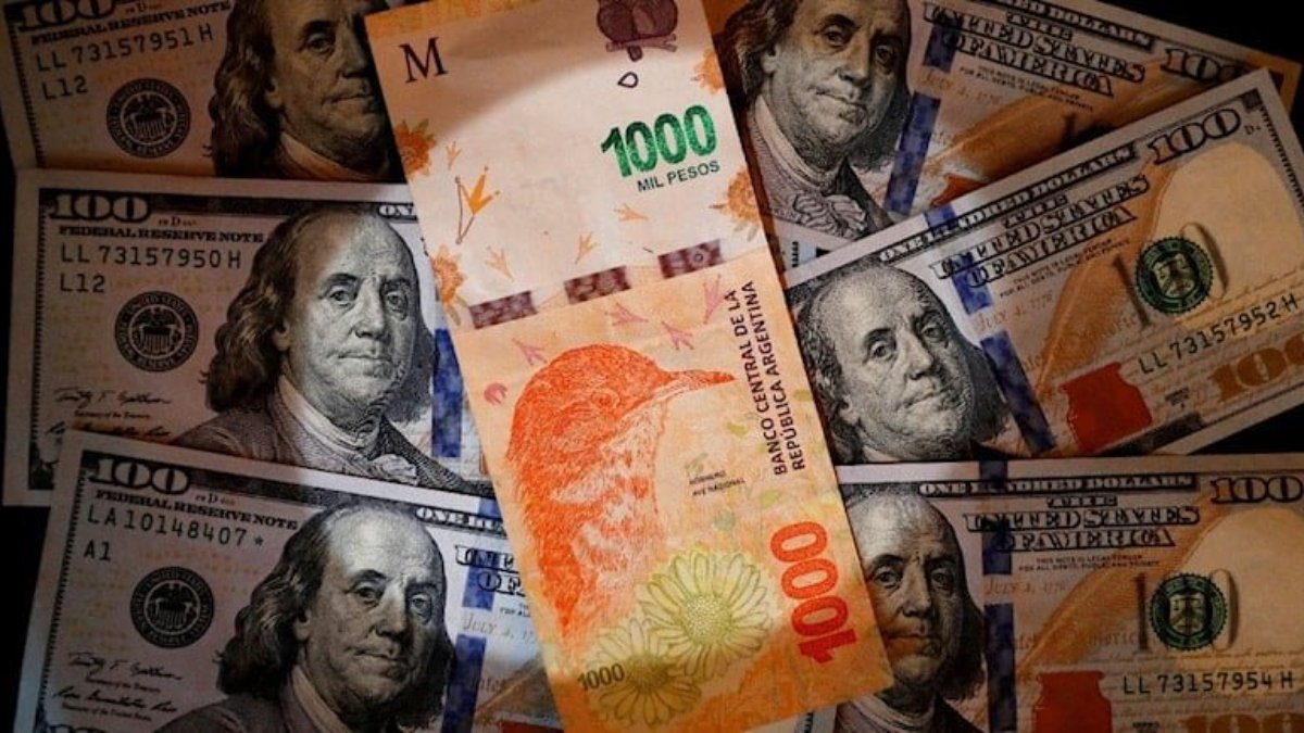 Arjantin'de sürpriz seçim sonucu piyasaları sarstı: Peso yine devalüe edildi
