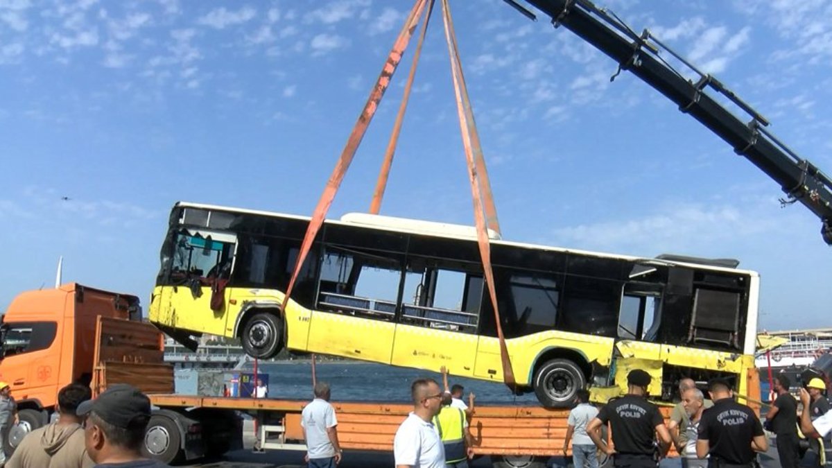 Eminönü'nde denize düşen otobüs 6 saat süren çalışmanın ardından çıkarıldı 