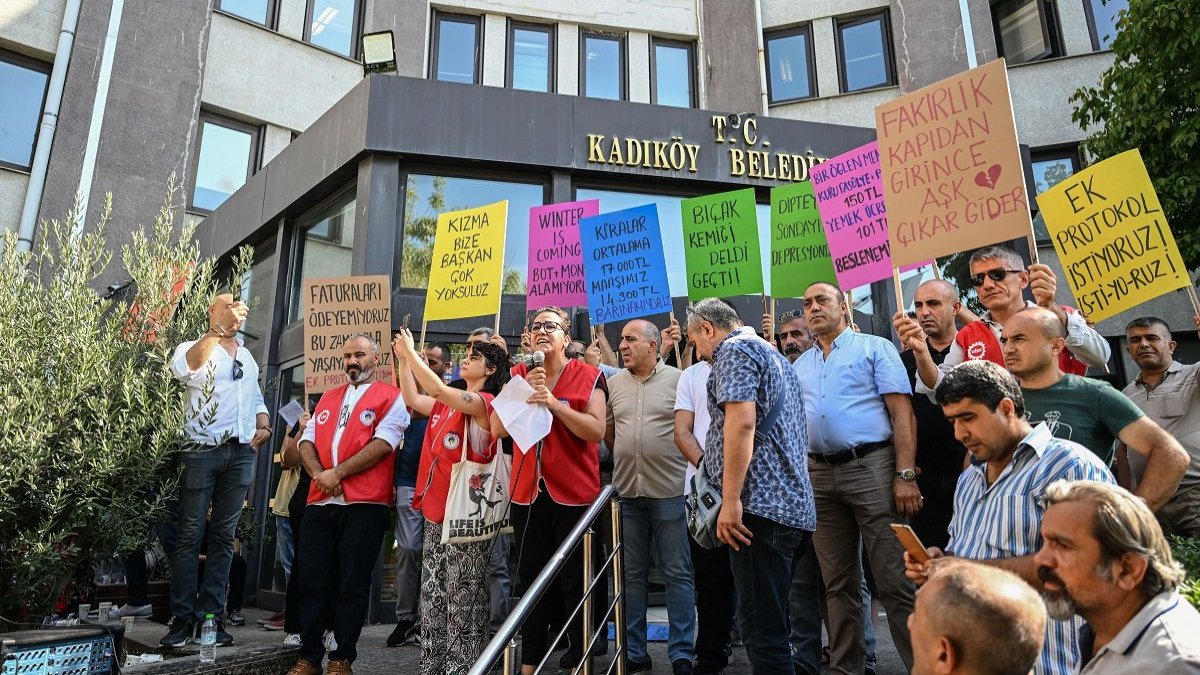 Kadıköy Belediyesi'nde iş bırakma eylemi yaptı