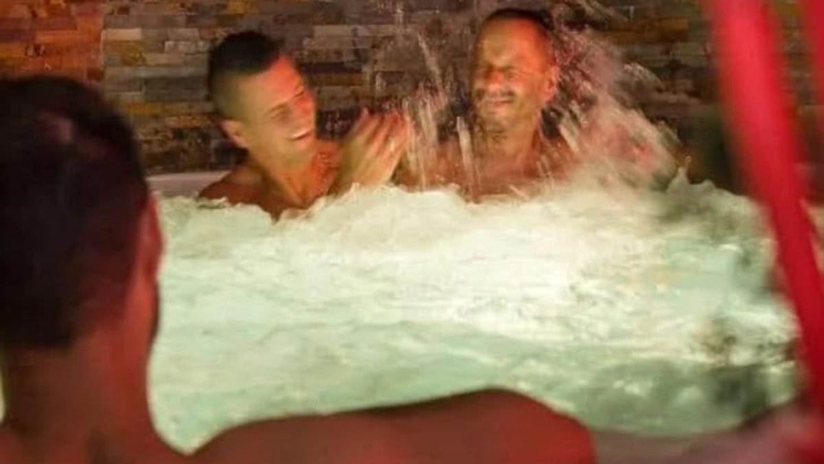 Ülkeyi ayağa kaldıran göçmen hamlesi: Eşcinsellere bedava sauna kartı
