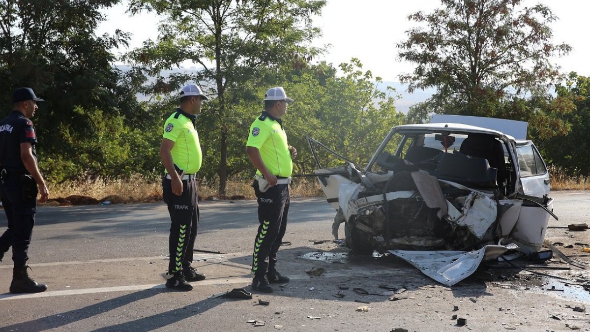 İki otomobil çarpıştı: 1 ölü, 5 yaralı