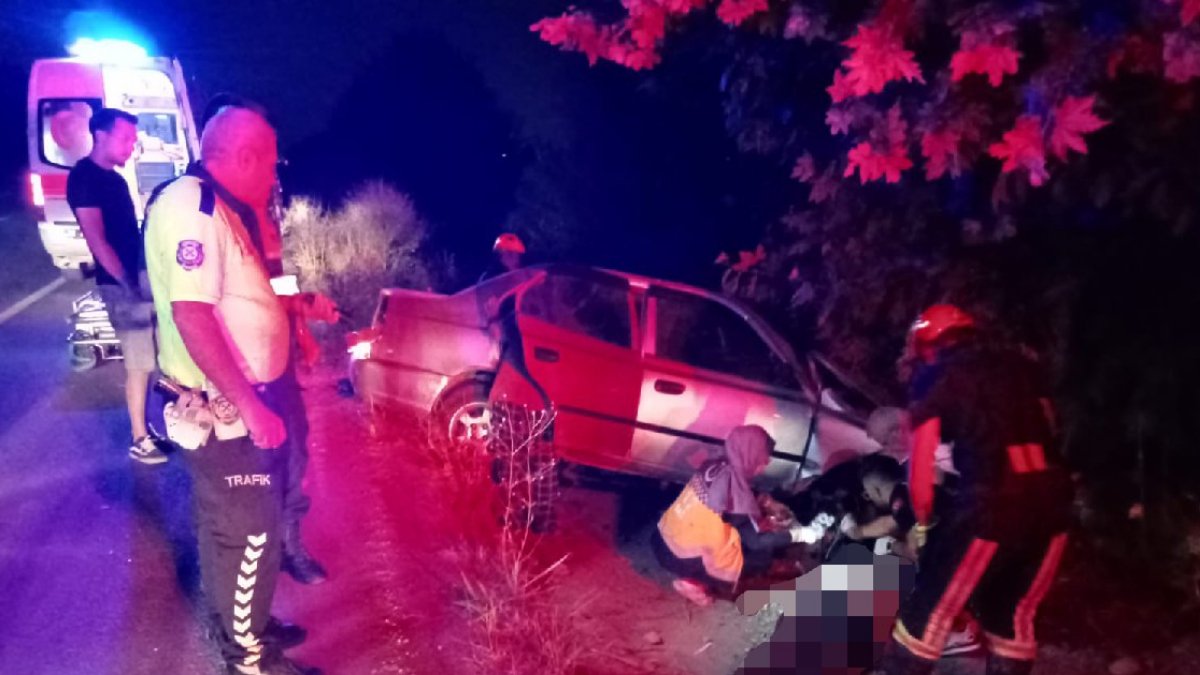 Otomobil şarampole devrildi: Baba-oğul öldü