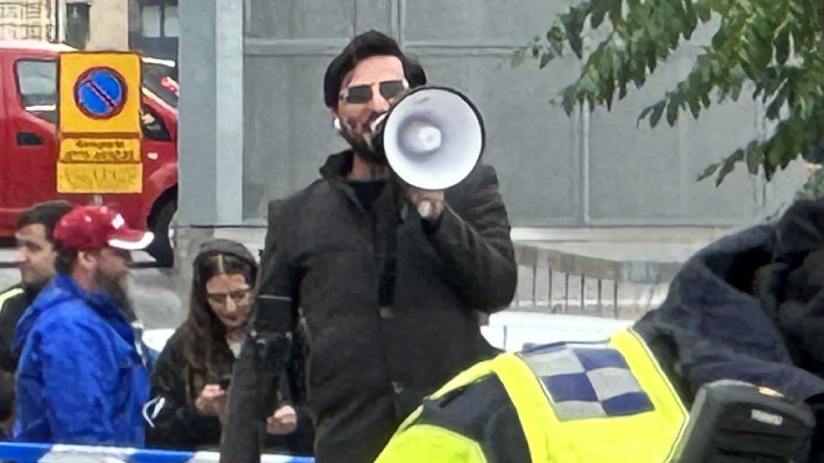 Momika yine Kur'an yaktı! Engellemeye çalışan 15 kişi gözaltına alındı