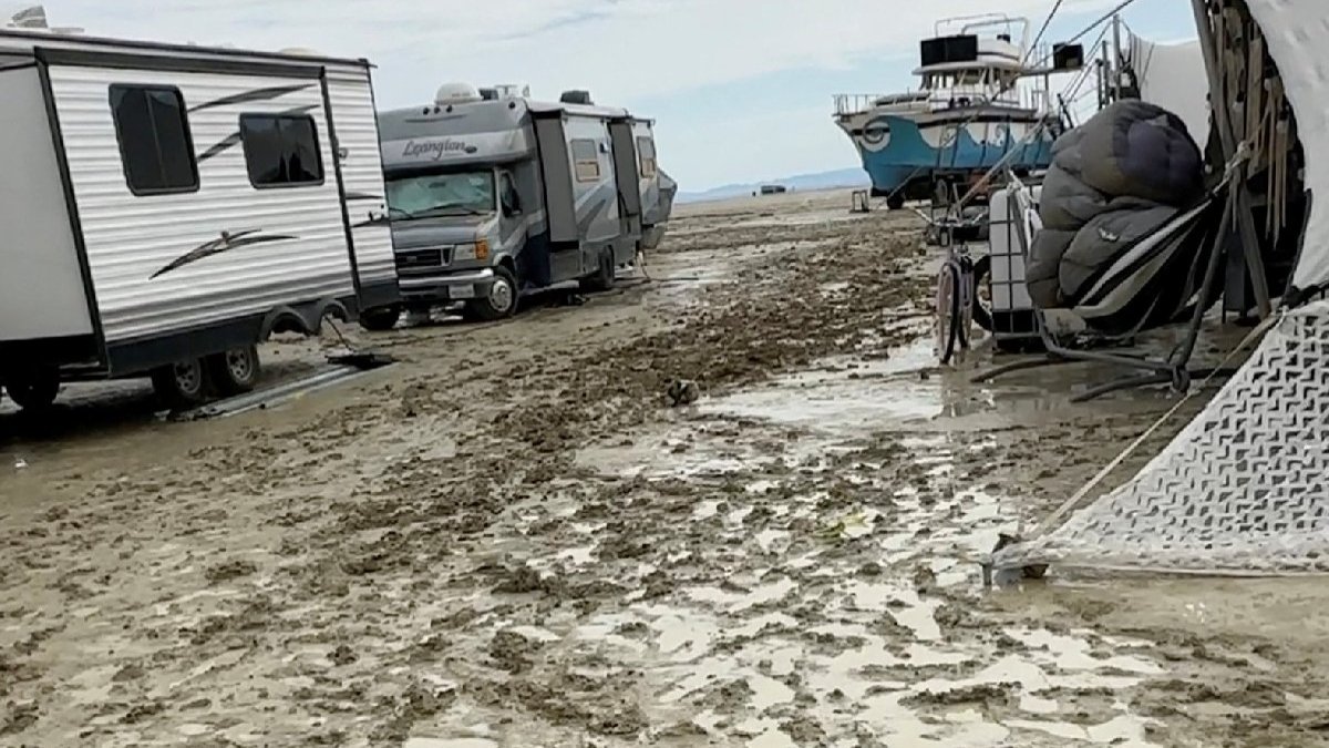 Burning Man festivalinde şiddetli yağış yüzünden binlerce insan mahsur kaldı: Bir kişi öldü