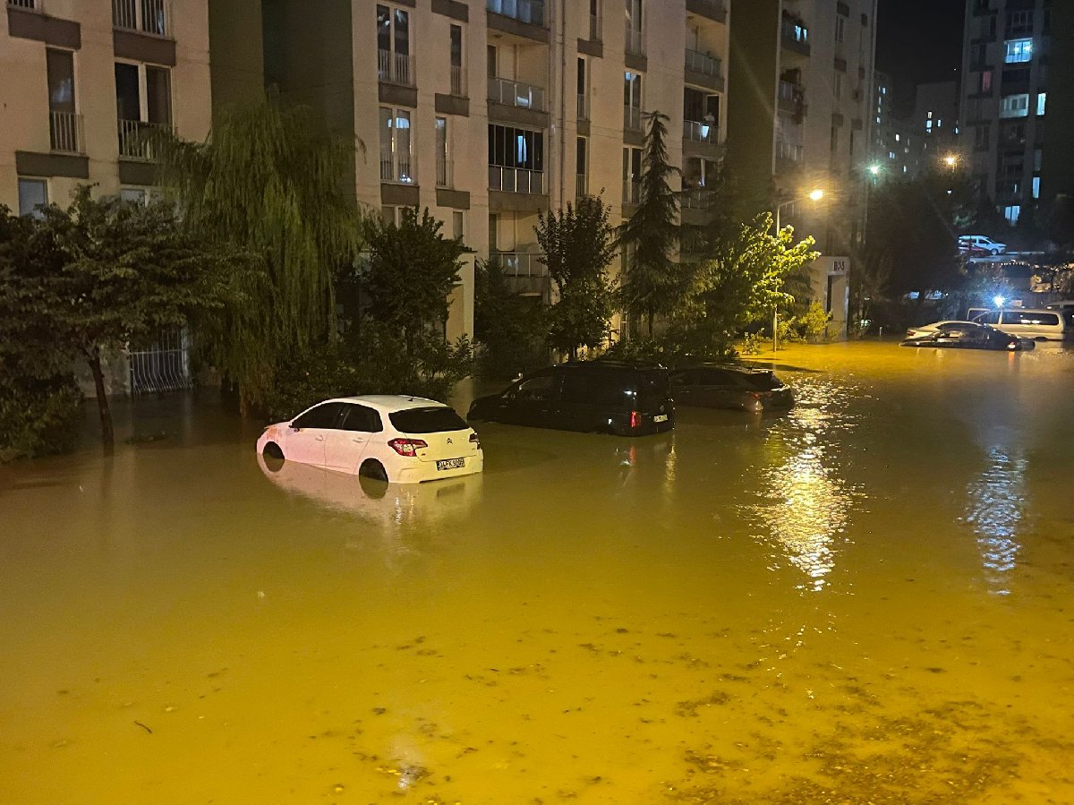 İstanbulda sel felaketi: Bazı sokaklar savaştan çıkmış gibi... - Sözcü