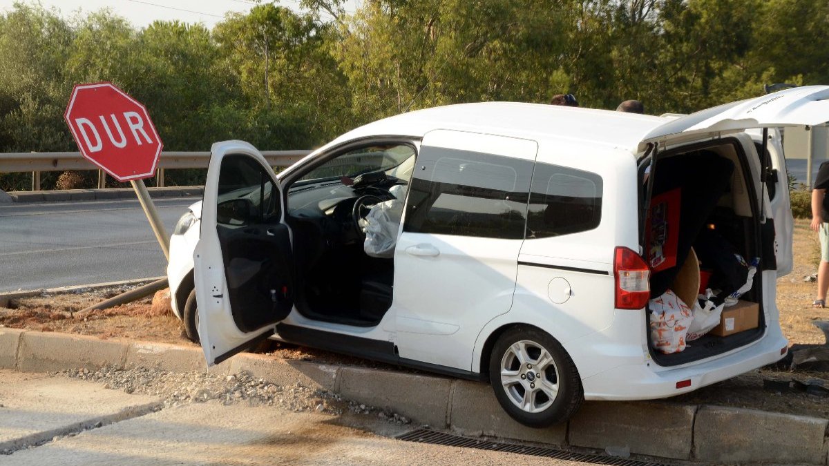 Kavşağa hızlı girince ölümden döndüler