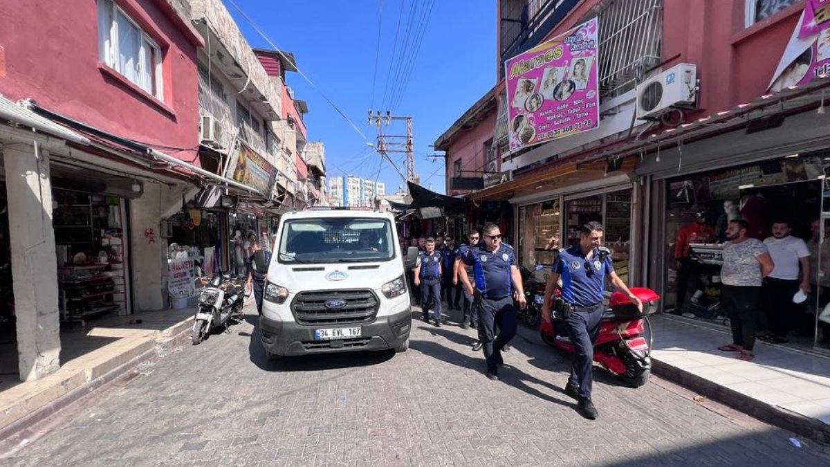 Adana'da iş yerlerindeki Arapça tabelalar kaldırıldı
