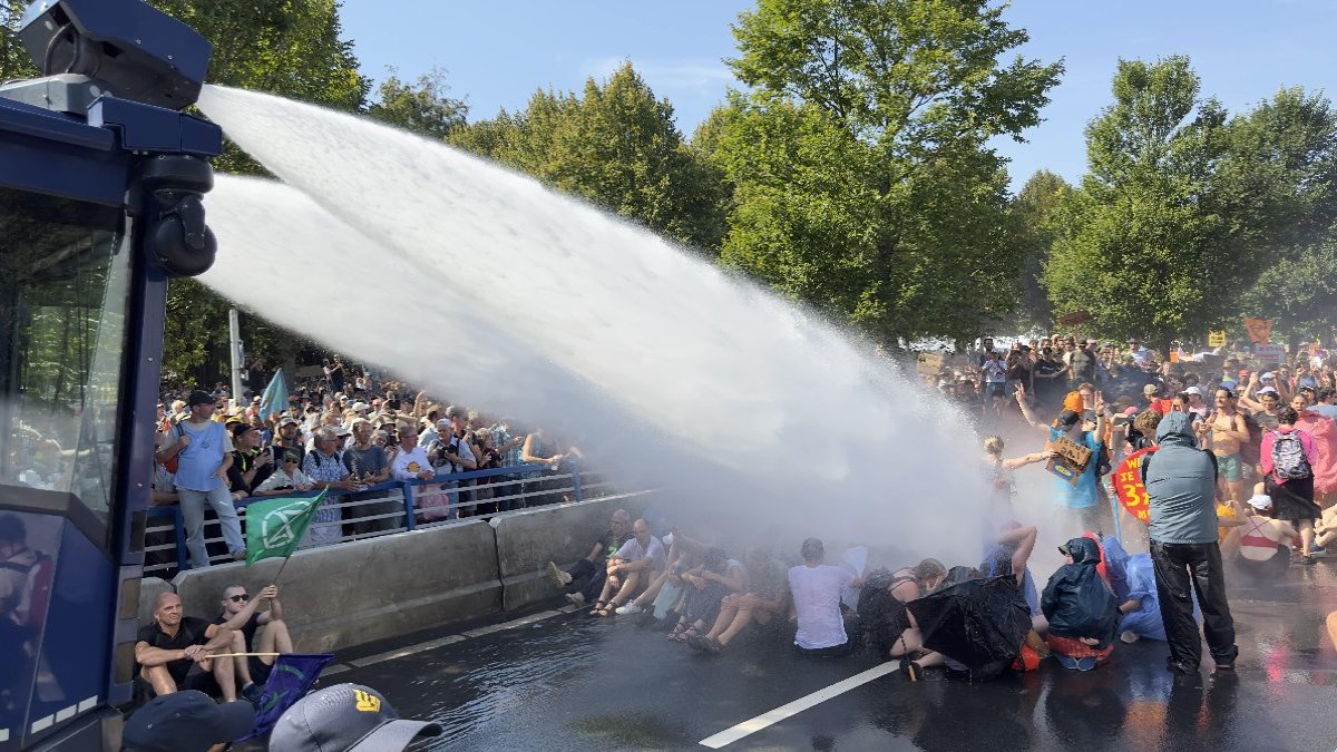 Hollanda'da 2 bin kişi gözaltına alındı