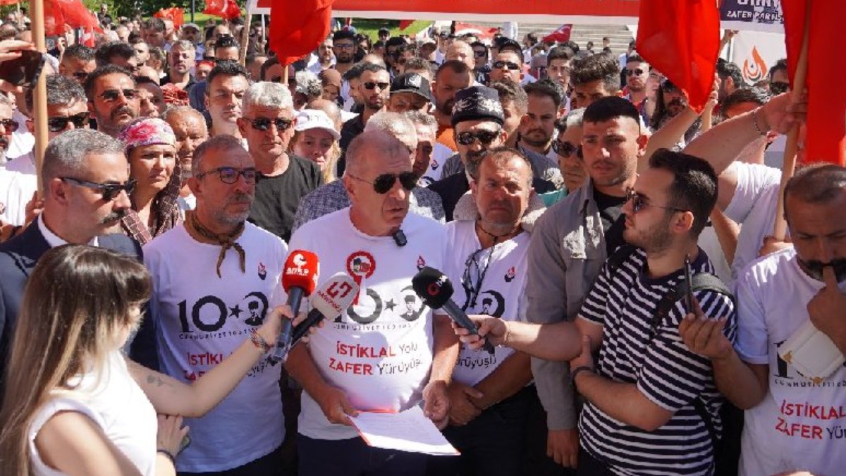 Ümit Özdağ 'İstiklal Yolu Zafer Yürüyüşü'nü Ankara'da tamamladı