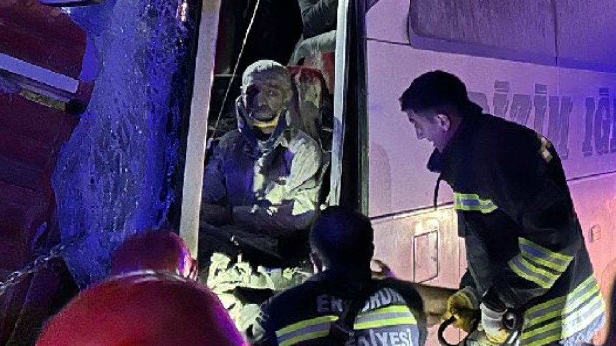 Erzurum'da yolcu otobüsü traktöre çarptı: Ölü ve yaralılar var