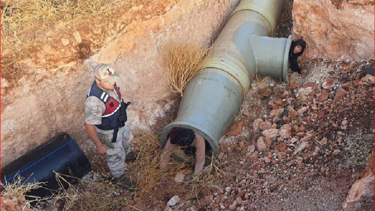 Sulama borusuna gizlenmiş 3 kaçak göçmen yakalandı