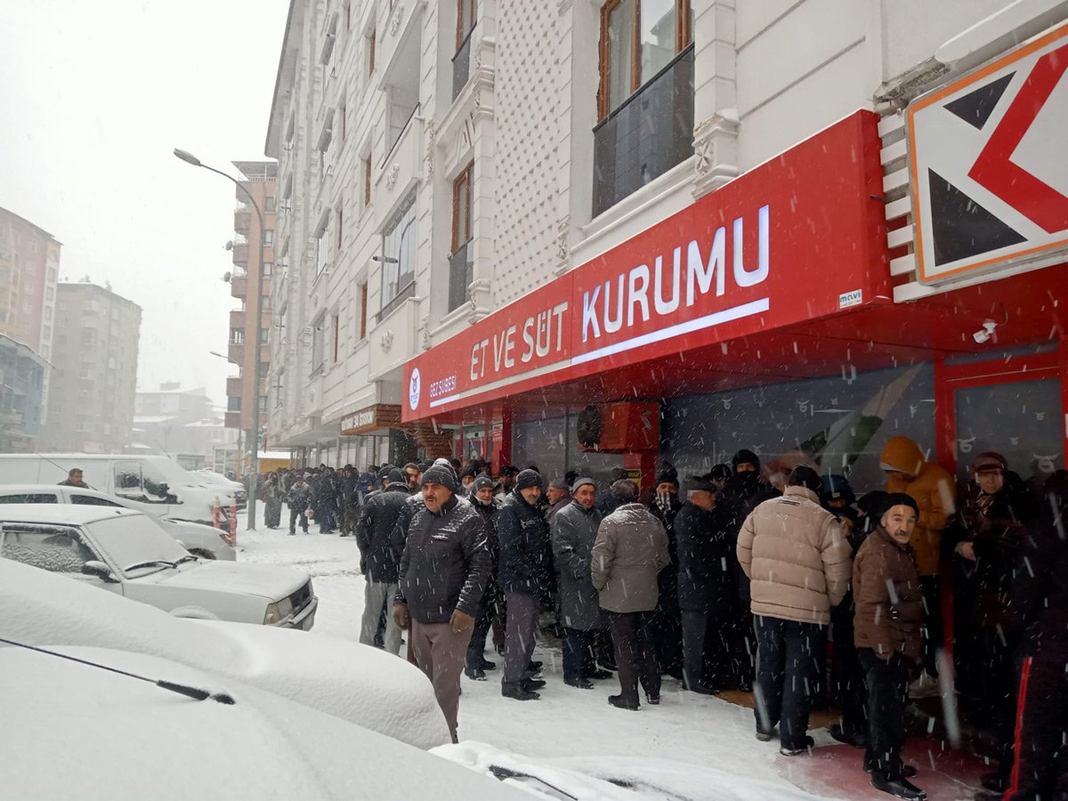 Erzurum Et Süt Kurumu’ndaki ucuz et kuyruğunu geçen şubatta görüntülemiştik. O zaman kıymanın kilosu 89 liraydı.
