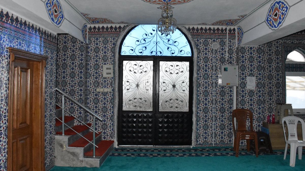 Fıkra gibi ‘cami kapısı’ tartışması: Para cezası yediler