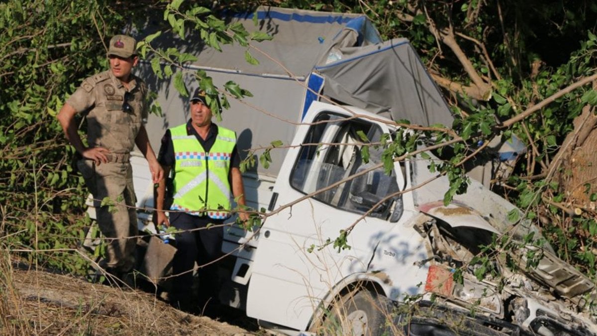 Adana'da kamyonet şarampole düştü: 3 ölü