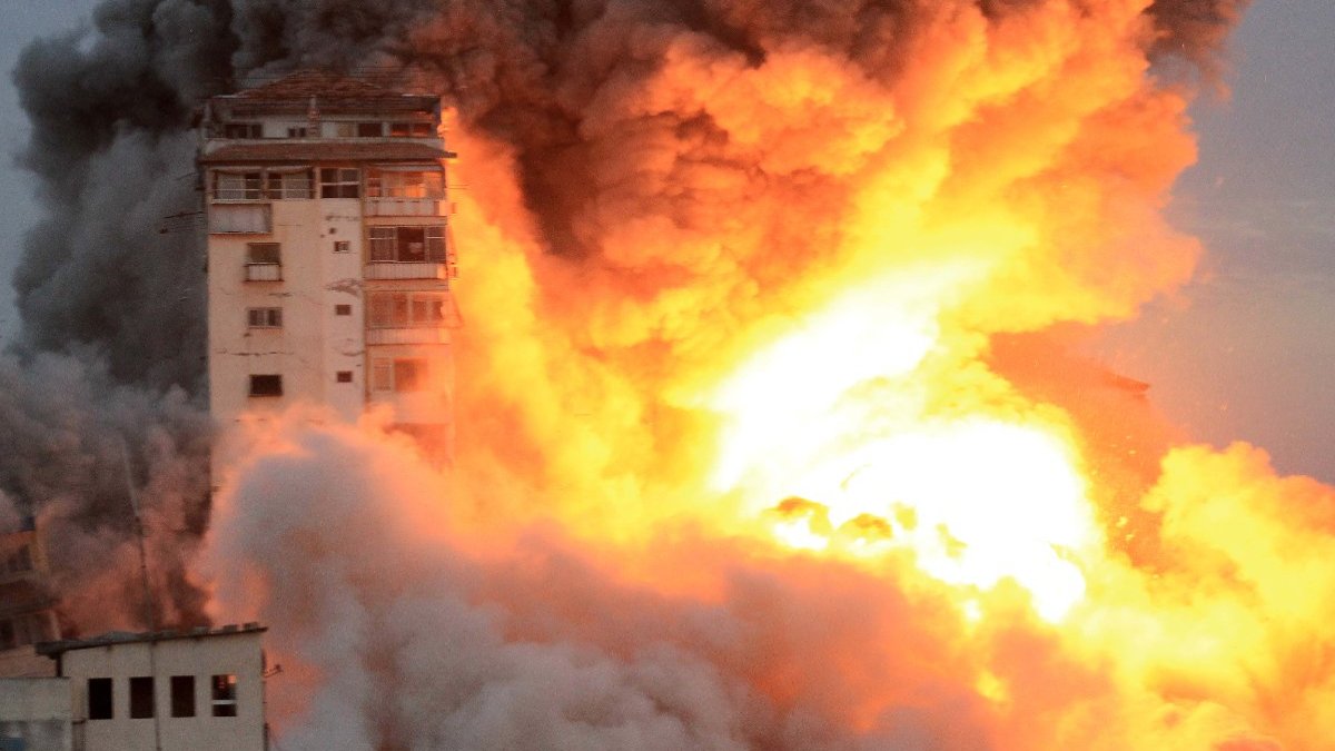 Tansiyon yüksek: Süre verildi, iki Hamas yetkilisi öldürüldü, havalimanının vurulduğu iddia edildi