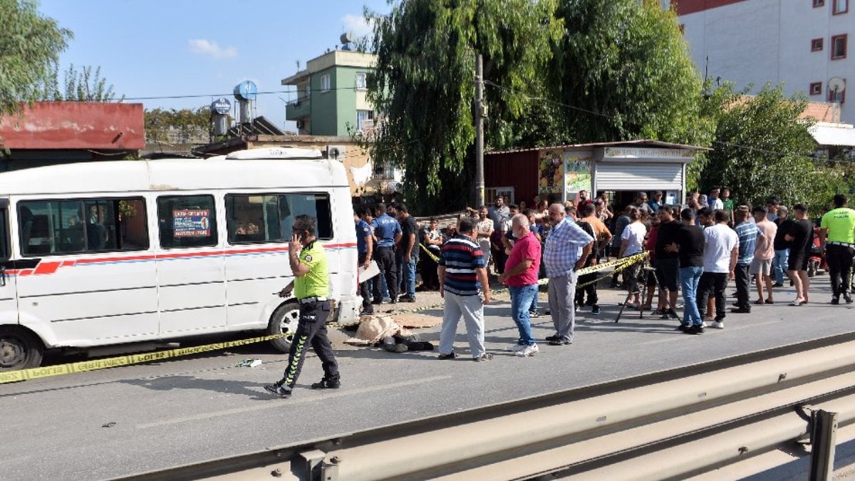 Önce yayaya, sonra dolmuşa çarptı