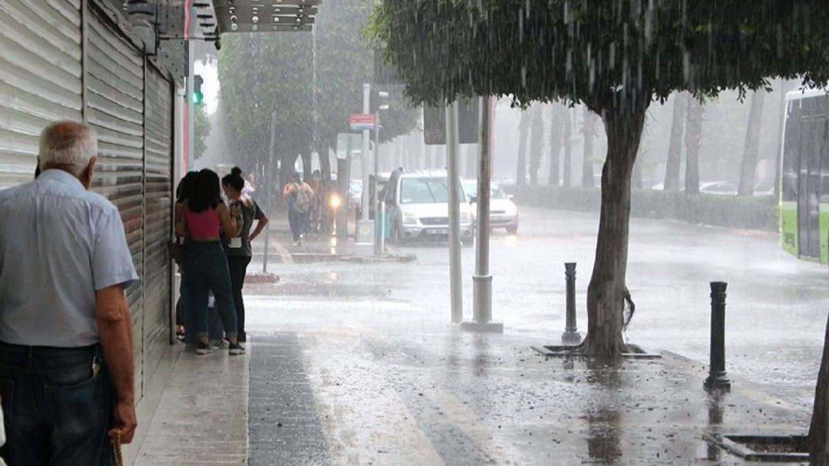 Meteoroloji'den uyarı: Kuvvetli sağanak ve rüzgar bir arada