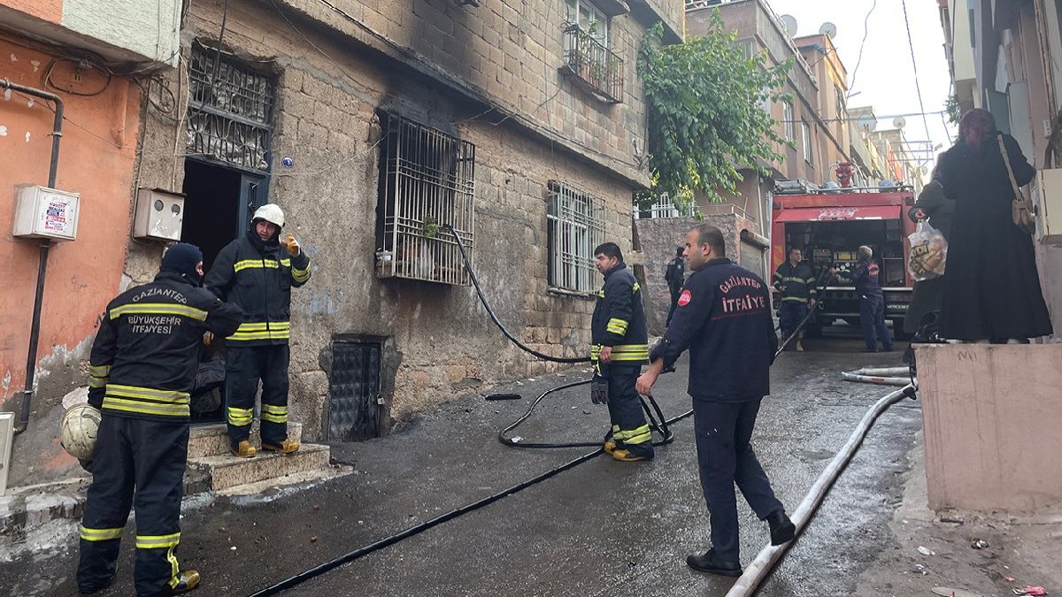 Yaşadığı 2 katlı evi ateşe verdi