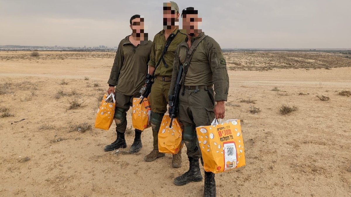 McDonald's İsrail askerlerine bedava hamburger dağıtıyor