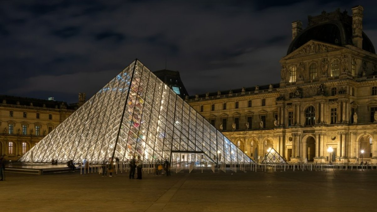 Fransa'da terör alarmı: Dünyaca ünlü Louvre Müzesi için bomba ihbarı