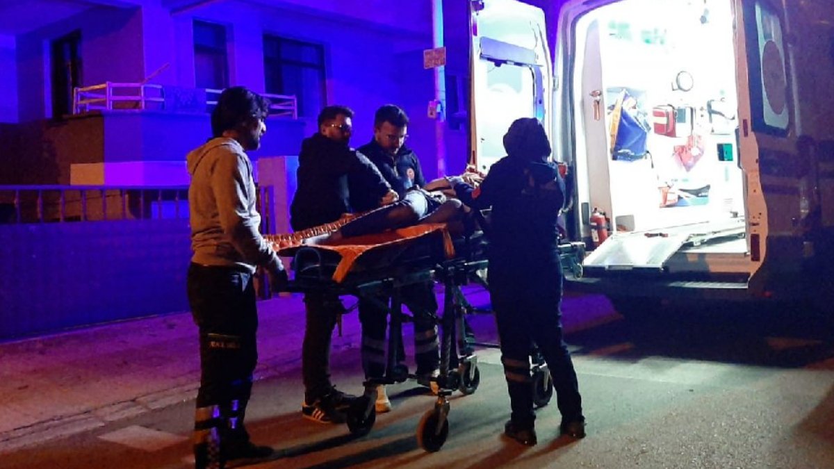 Havalı tabancayla gözünden vuran arkadaşını bıçakladı