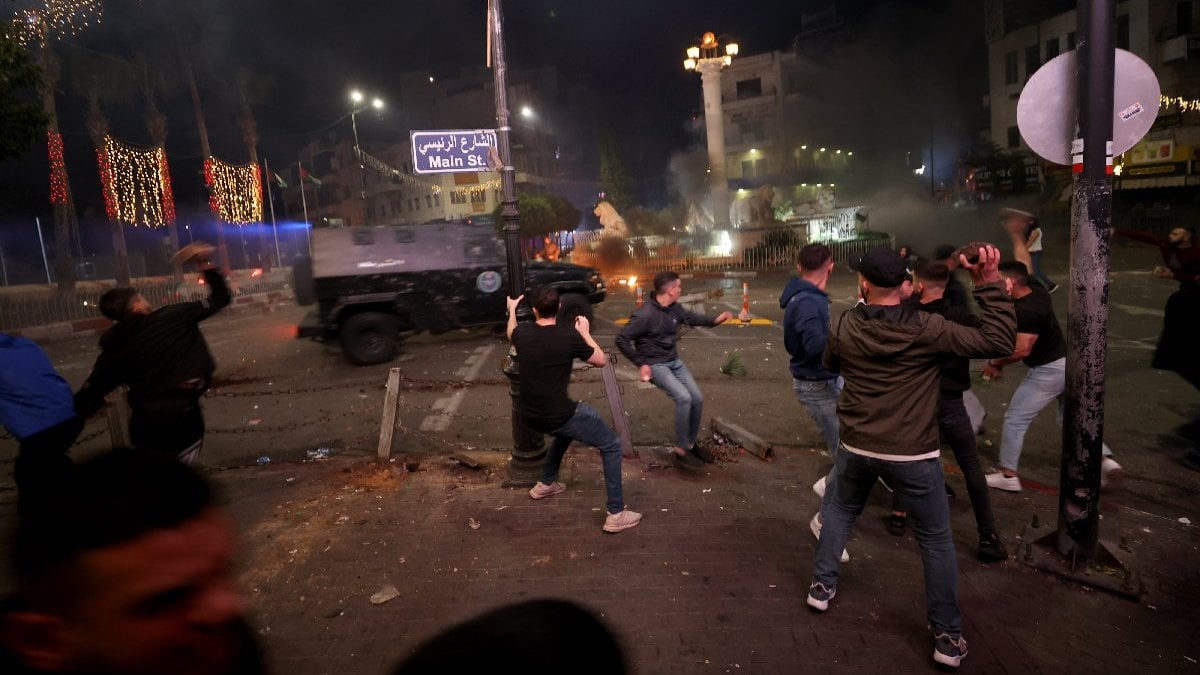 Filistin polisinden hastane saldırısını protesto edenlere müdahale