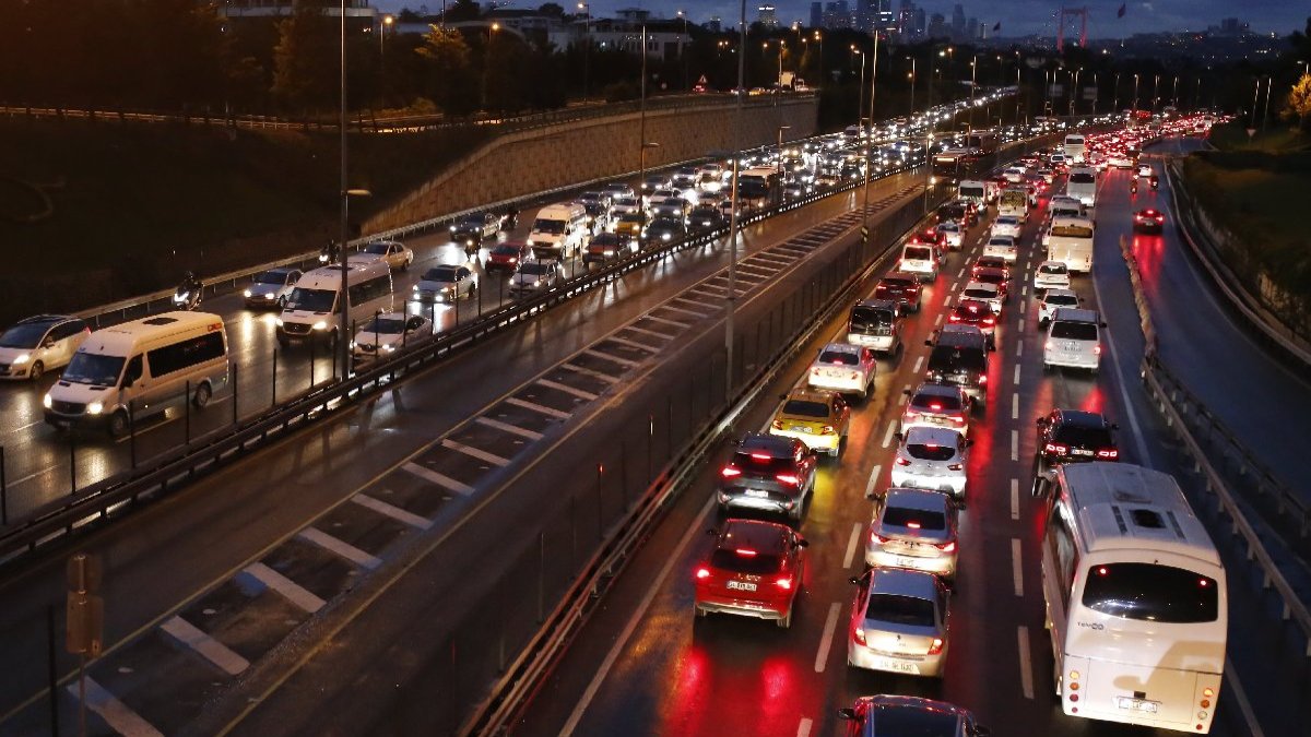 Yağmur yağdı, İstanbul’da trafik durdu