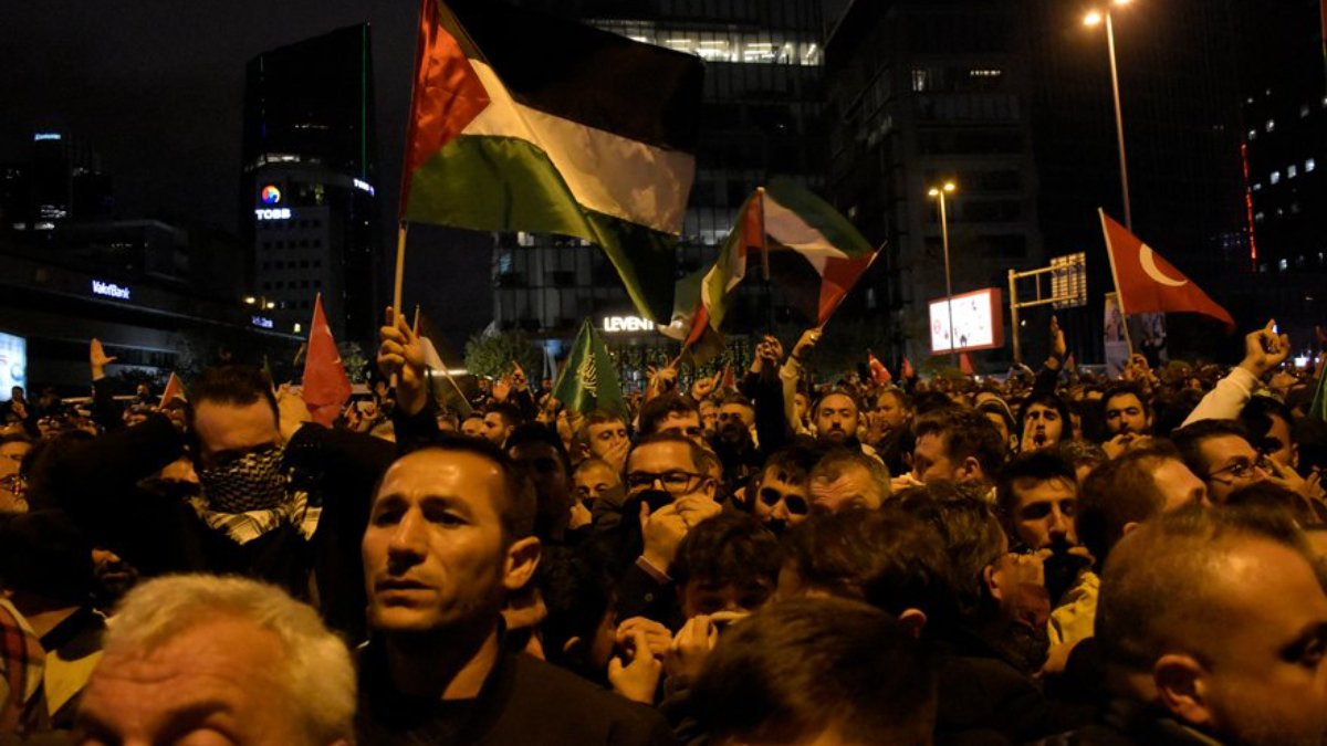 İsrail'in Gazze'de hastaneyi hedef alması İstanbul'da protesto edildi