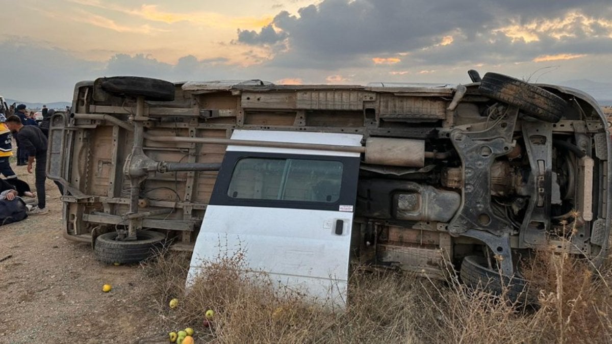 Niğde'de servis devrildi: 15 yaralı