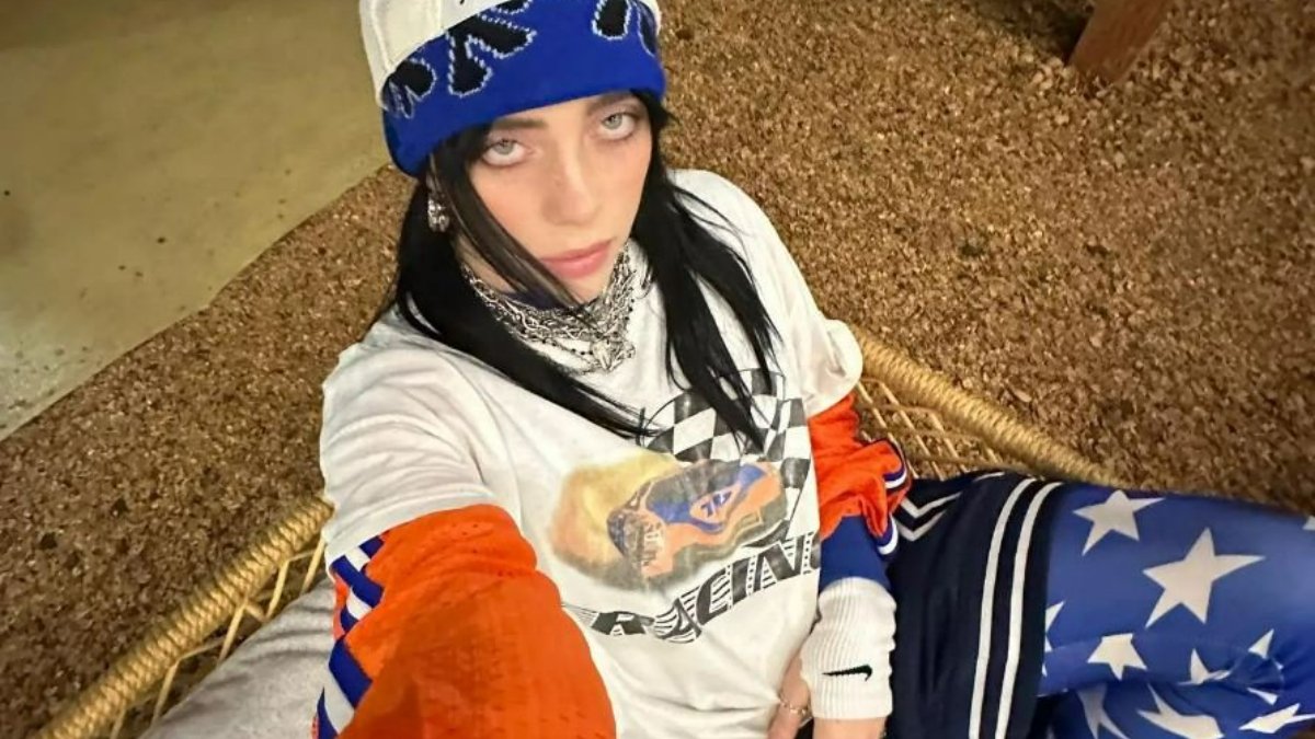 Ünlü şarkıcı Billie Eilish devasa yeni sırt dövmesini ortaya çıkardı